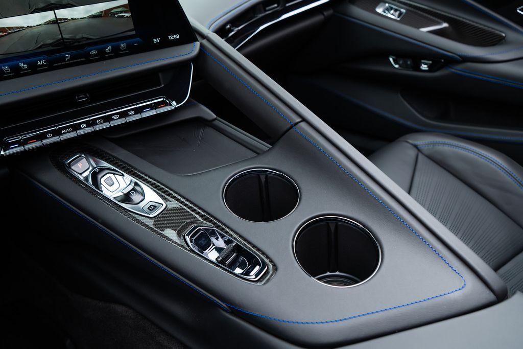 http://www.koenigseggchicago.com/galleria_images/94/94_p55_l.jpg