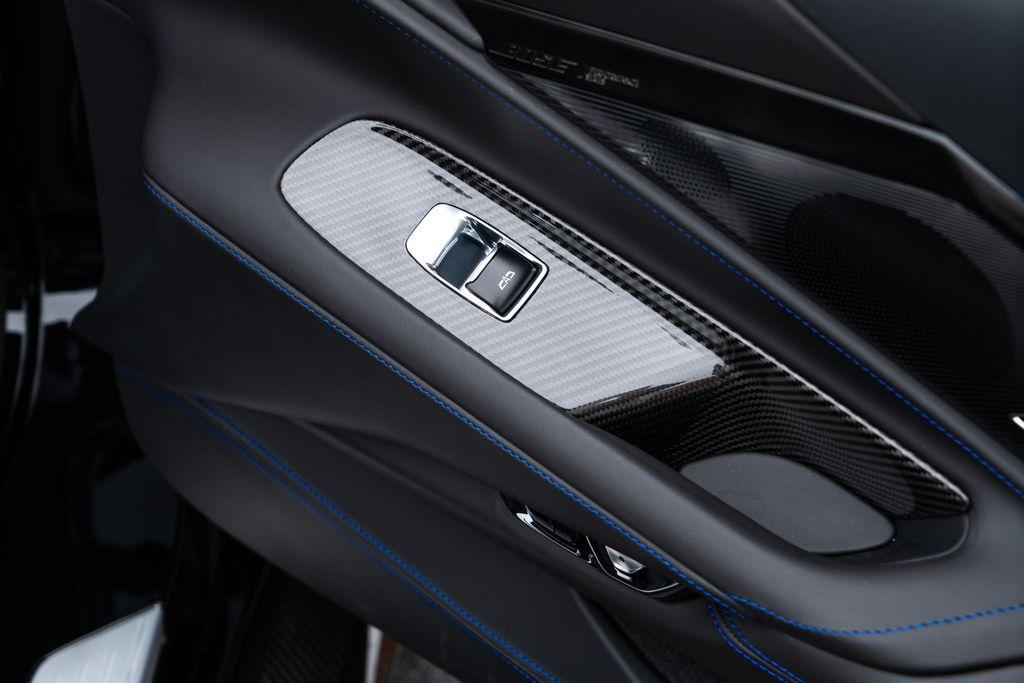 http://www.koenigseggchicago.com/galleria_images/94/94_p60_l.jpg