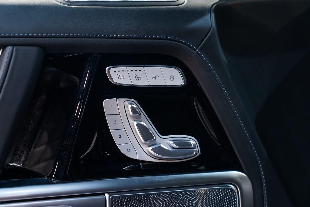 http://www.koenigseggchicago.com/galleria_images/96/96_p26_l.jpg