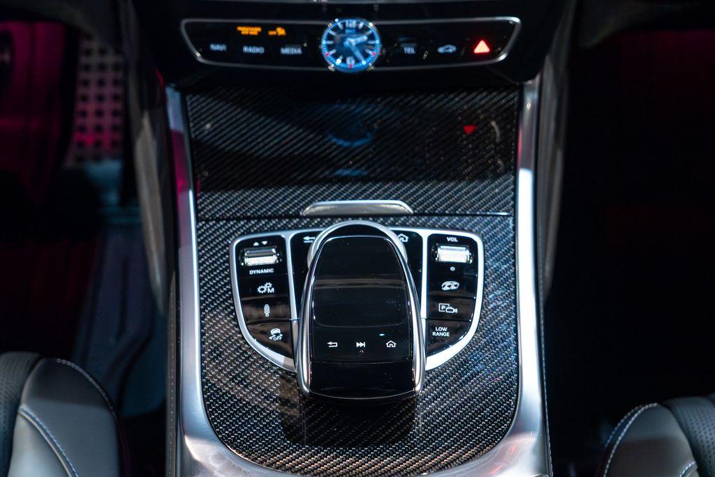 http://www.koenigseggchicago.com/galleria_images/96/96_p35_l.jpg