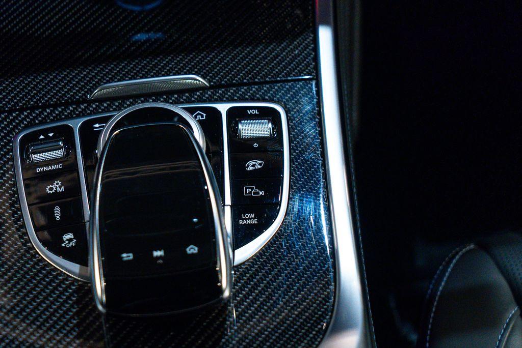 http://www.koenigseggchicago.com/galleria_images/96/96_p36_l.jpg