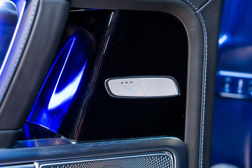 http://www.koenigseggchicago.com/galleria_images/96/96_p42_l.jpg