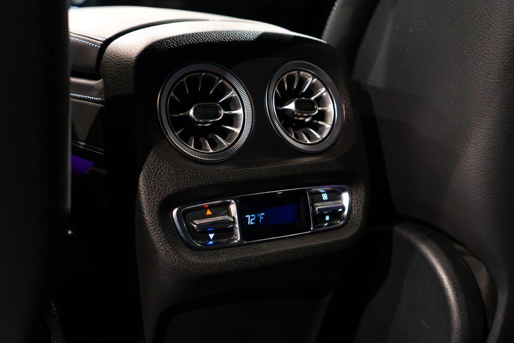 http://www.koenigseggchicago.com/galleria_images/96/96_p43_l.jpg