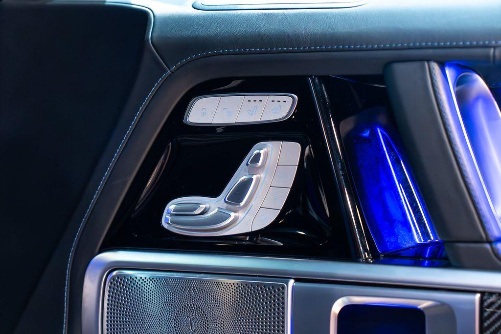 http://www.koenigseggchicago.com/galleria_images/96/96_p48_l.jpg