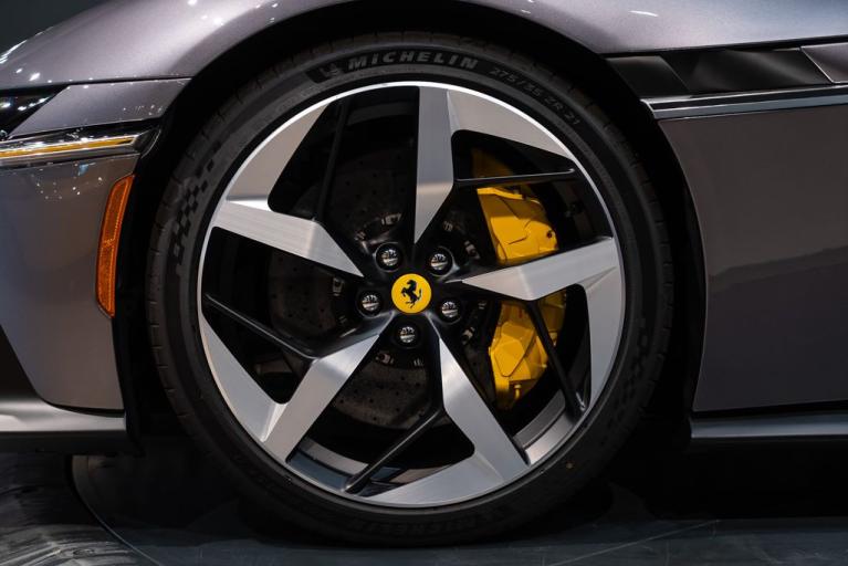 http://www.koenigseggchicago.com/galleria_images/97/97_p13_f.jpg