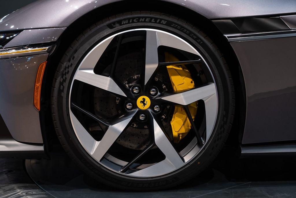 http://www.koenigseggchicago.com/galleria_images/97/97_p13_l.jpg