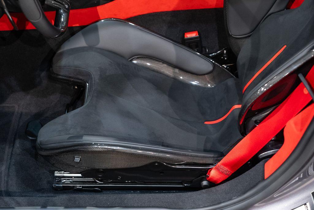 http://www.koenigseggchicago.com/galleria_images/97/97_p30_l.jpg