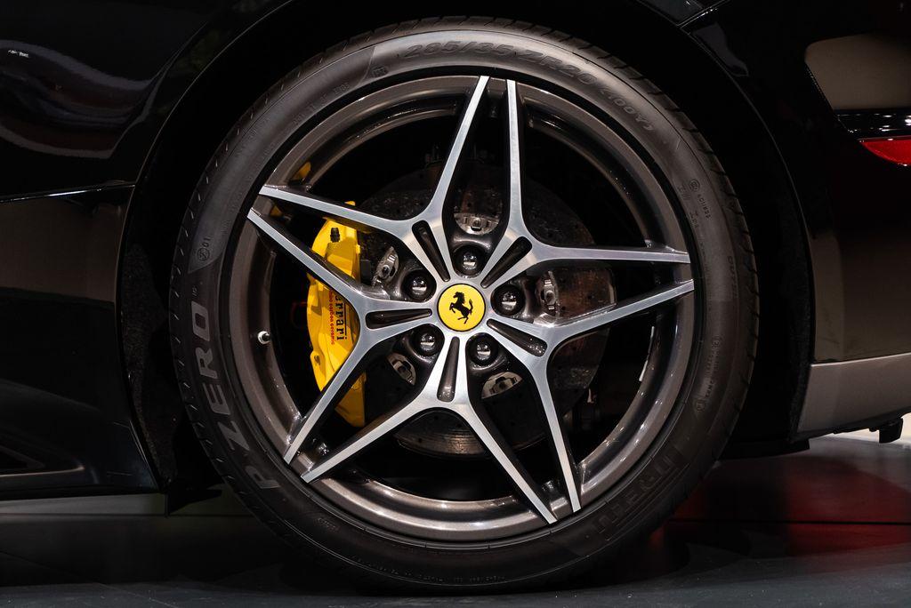http://www.koenigseggchicago.com/galleria_images/98/98_p14_l.jpg