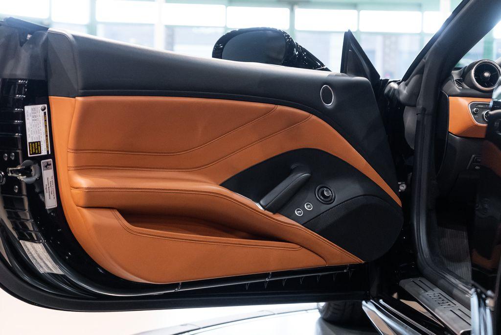 http://www.koenigseggchicago.com/galleria_images/98/98_p22_l.jpg
