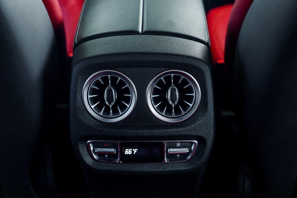 http://www.koenigseggchicago.com/galleria_images/99/99_p42_l.jpg